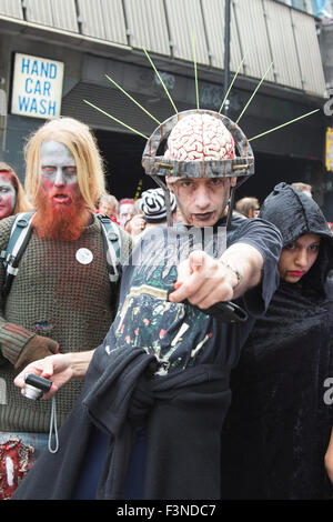 London, UK. 10.10.2015. Zombie-Welttag 2015 in London. Das Ereignis wirft Geld für wohltätige Zwecke der St Mungo Broadway, um das Leben von Obdachlosen zu verbessern. Bildnachweis: Lebendige Bilder/Alamy Live-Nachrichten Stockfoto