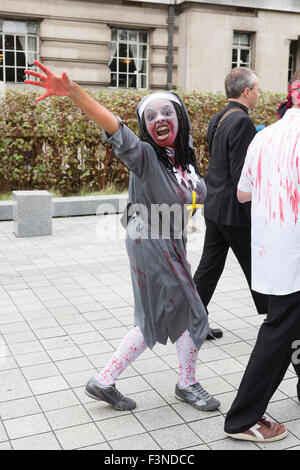 London, UK. 10.10.2015. Zombie-Welttag 2015 in London. Das Ereignis wirft Geld für wohltätige Zwecke der St Mungo Broadway, um das Leben von Obdachlosen zu verbessern. Bildnachweis: Lebendige Bilder/Alamy Live-Nachrichten Stockfoto