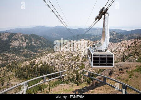 Dramatischen Blick auf einer hängenden Gondel.  Die Straßenbahn nähert sich der Gipfel des Berges in Squaw Valley, einem westlichen USA Ski Resort. Stockfoto