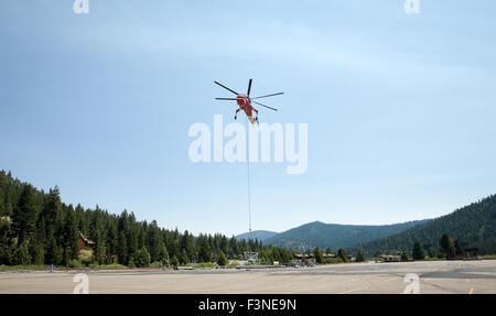 Schwebende industrielle Hubschrauber im Prozess der Aufhebung Baustoff.  Dramatischen Blick auf die Chopper.  Raum für Grafik. Stockfoto
