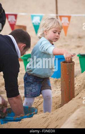 Bournemouth, Dorset, UK. 10. Oktober 2015. Bournemouth Kunst durch die Sea Festival kehrt für eine fünfte Jahr mit Festival-Unterhaltung - Sandscape - Besucher verbinden Wissenschaftler und Sandskulpturen, Sand in deinen Augen, eine Landschaft mit Bergen, Tälern, Wolkenkratzer und macht bauen Stationen Credit: Carolyn Jenkins/Alamy Live News Stockfoto