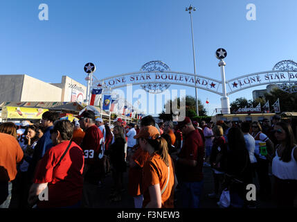 Dallas, Texas, USA. 10. Oktober 2015. 10. Oktober 2015: Fans sammeln auf der Midway an der State Fair of Texas vor dem NCAA Red River Showdown Football-Spiel zwischen der Oklahoma Sooners und die Texas Longhorns an das Cotton Bowl Stadium in Dallas, TX Albert Pena/CSM Credit: Cal Sport Media/Alamy Live News Stockfoto