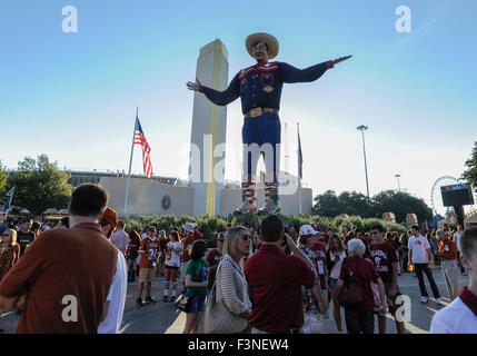 Dallas, Texas, USA. 10. Oktober 2015. 10. Oktober 2015: Fans versammeln sich vor dem Bundesstaat Texas Symbol Big Tex vor dem NCAA Red River Showdown Football-Spiel zwischen der Oklahoma Sooners und die Texas Longhorns an das Cotton Bowl Stadium in Dallas, TX Albert Pena/CSM Credit: Cal Sport Media/Alamy Live News Stockfoto