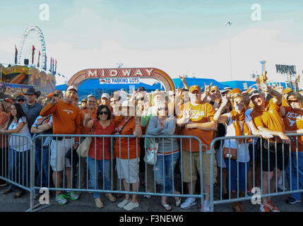 Dallas, Texas, USA. 10. Oktober 2015. 10. Oktober 2015: Texas Fans warten auf die Ankunft des Texas-Teams vor dem NCAA Red River Showdown Football-Spiel zwischen der Oklahoma Sooners und die Texas Longhorns an das Cotton Bowl Stadium in Dallas, TX Albert Pena/CSM Credit: Cal Sport Media/Alamy Live News Stockfoto