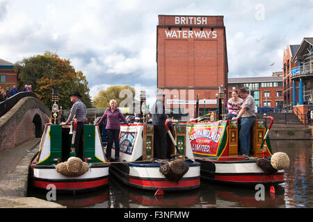 Schloss Wharf, Nottingham, England, Großbritannien 10. Oktober 2015. Die Nottingham Kanal Festival, organisiert von der Canal & Fluss Vertrauen East Midlands Wasserstraße Partnerschaft in Verbindung mit Nottingham City Council.  Die Veranstaltung in Nottingham Castle historischen Wharf, setzt sich für die Rolle der Wasserwege in der Nottingham-Geschichte und ihre anhaltende Bedeutung heute für Einheimische, die moderne Wirtschaft und Umgebung. Bildnachweis: Mark Richardson/Alamy Live-Nachrichten Stockfoto