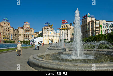 Kiew, Ukraine - 6. Mai 2012: Platz der Unabhängigkeit mit Brunnen und Skulptur des Engels - Symbol des Landes, und die Skulptur des Stockfoto