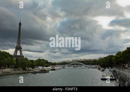 Blick vom Pont de Alma auf den Eiffelturm und der Seine in Paris, Frankreich Stockfoto