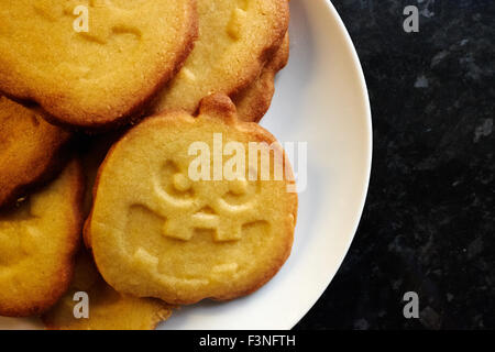 Kürbis geformte Gebäck / Cookies auf einem Teller Stockfoto