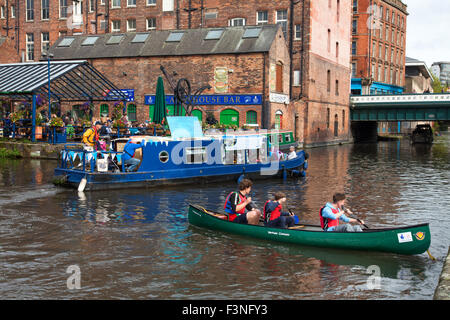 Schloss Wharf, Nottingham, England, Großbritannien 10. Oktober 2015. Die Nottingham Kanal Festival, organisiert von der Canal & Fluss Vertrauen East Midlands Wasserstraße Partnerschaft in Verbindung mit Nottingham City Council.  Die Veranstaltung in Nottingham Castle historischen Wharf, setzt sich für die Rolle der Wasserwege in der Nottingham-Geschichte und ihre anhaltende Bedeutung heute für Einheimische, die moderne Wirtschaft und Umgebung. Bildnachweis: Mark Richardson/Alamy Live-Nachrichten Stockfoto