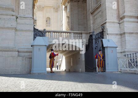 Rom, Italien. 11. Juli 2015. Mitglieder der Päpstlichen Schweizergarde im Dienst an den Petersdom im Vatikan in Rom, Italien, 11. Juli 2015. Foto: Fredrik von Erichsen/Dpa - NO-Draht-SERVICE-/ Dpa/Alamy Live News Stockfoto