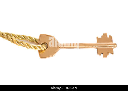 Goldener Schlüssel hängen, goldene Kette isoliert auf weiß Stockfoto
