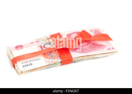 Geldgeschenk isoliert auf weiss Stockfoto