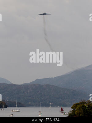 Lake Windermere Cumbria UK Samstag, 10. Oktober 2015, letzte Avro Vulcan Bomber XH558, flog über Lake Windermere im Rahmen seiner Fairwellflights UK Bfeore im Ruhestand am Ende Oktober.  Es gehörte die britische nukleare Abschreckung von 1960 bis 1993 Credit: Gordon Shoosmith/Alamy Live News Stockfoto