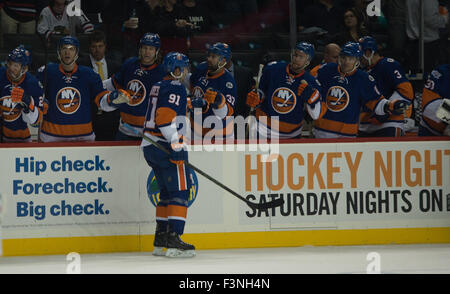 New York, NY, USA. 9. Oktober 2015. 2. Zeitraum der ersten regulären Saison NHL Eishockey-Spiel im Barclays Center in New York, Freitag, 9. Oktober 2015. © Bryan Smith/ZUMA Draht/Alamy Live-Nachrichten Stockfoto