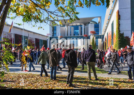 Berlin Deutschland, 10. Oktober 2015. Demonstranten vor dem Hauptbahnhof (der Hauptstadt Hauptbahnhof) gesammelt und marschierte vorbei an den Regierungsgebäuden und das Brandenburger Tor zur Siegessäule wo die Hauptkundgebung stattfand. Uwe Hiksch, die Demonstration Veranstalter vorhergesagt, dass 50.000 Menschen aus ganz Deutschland in der "Stop TTIP und CETA!" Kundgebung gegen das geplante Freihandelsabkommen teilnehmen würden. Bildnachweis: Eden Breitz/Alamy Live-Nachrichten Stockfoto