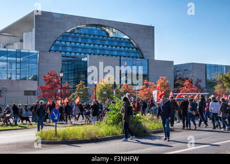 Berlin Deutschland, 10. Oktober 2015. Demonstranten vor dem Hauptbahnhof (der Hauptstadt Hauptbahnhof) gesammelt und marschierte vorbei an den Regierungsgebäuden und das Brandenburger Tor zur Siegessäule wo die Hauptkundgebung stattfand. Uwe Hiksch, die Demonstration Veranstalter vorhergesagt, dass 50.000 Menschen aus ganz Deutschland in der "Stop TTIP und CETA!" Kundgebung gegen das geplante Freihandelsabkommen teilnehmen würden. Bildnachweis: Eden Breitz/Alamy Live-Nachrichten Stockfoto