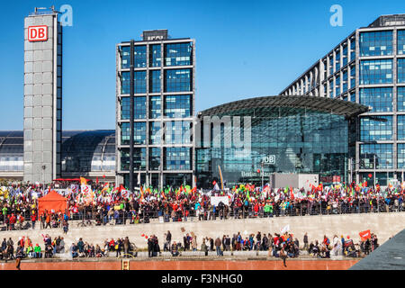 Berlin Deutschland, 10. Oktober 2015. Demonstranten vor dem Hauptbahnhof (der Hauptstadt Hauptbahnhof) gesammelt und marschierte vorbei an den Regierungsgebäuden und das Brandenburger Tor zur Siegessäule wo die Hauptkundgebung stattfand. Uwe Hiksch, die Demonstration Veranstalter vorhergesagt, dass 50.000 Menschen aus ganz Deutschland in der "Stop TTIP und CETA!" Kundgebung gegen das geplante Freihandelsabkommen teilnehmen würden. Bildnachweis: Eden Breitz/Alamy Live-Nachrichten Stockfoto