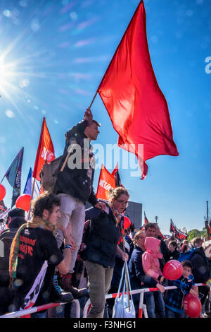 Berlin Deutschland, 10. Oktober 2015. Demonstranten vor dem Hauptbahnhof (der Hauptstadt Hauptbahnhof) gesammelt und marschierte vorbei an den Regierungsgebäuden und das Brandenburger Tor zur Siegessäule wo die Hauptkundgebung stattfand. Uwe Hiksch, die Demonstration Veranstalter vorhergesagt, dass 50.000 Menschen aus ganz Deutschland in der "Stop TTIP und CETA!" Kundgebung gegen das geplante Freihandelsabkommen teilnehmen würden. Bildnachweis: Eden Breitz/Alamy Live-Nachrichten Stockfoto