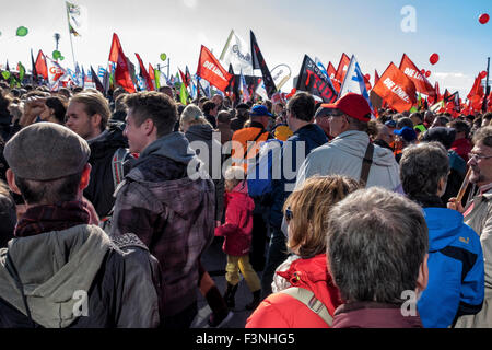 Berlin Deutschland, 10. Oktober 2015. Demonstranten vor dem Hauptbahnhof (der Hauptstadt Hauptbahnhof) gesammelt und marschierte vorbei an den Regierungsgebäuden und das Brandenburger Tor zur Siegessäule wo die Hauptkundgebung stattfand. Uwe Hiksch, die Demonstration Veranstalter vorhergesagt, dass 50.000 Menschen aus ganz Deutschland in der "Stop TTIP und CETA!" Kundgebung gegen das geplante Freihandelsabkommen teilnehmen würden. Bildnachweis: Eden Breitz/Alamy Live-Nachrichten Stockfoto