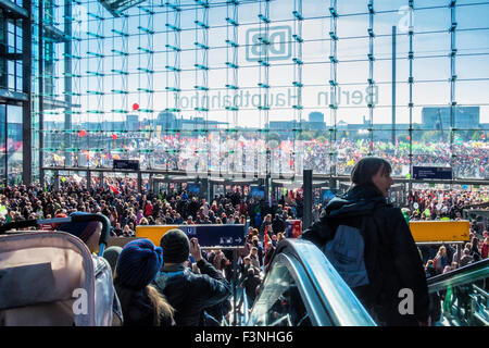 Berlin Deutschland, 10. Oktober 2015. Demonstranten vor dem Hauptbahnhof (der Hauptstadt Hauptbahnhof) gesammelt und marschierte vorbei an den Regierungsgebäuden und das Brandenburger Tor zur Siegessäule wo die Hauptkundgebung stattfand. Uwe Hiksch, die Demonstration Veranstalter vorhergesagt, dass 50.000 Menschen aus ganz Deutschland in der "Stop TTIP und CETA" Kundgebung gegen das geplante Freihandelsabkommen teilnehmen würden. Bildnachweis: Eden Breitz/Alamy Live-Nachrichten Stockfoto