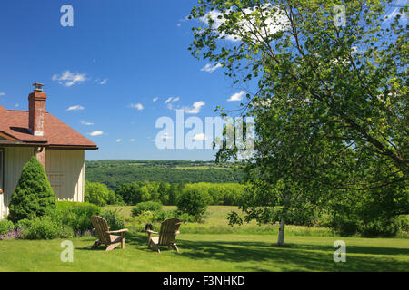 Stühle vor Ranch-Stil Haus im Sommer Stockfoto