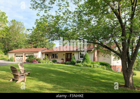 Stühle vor Ranch-Stil Haus im Sommer Stockfoto