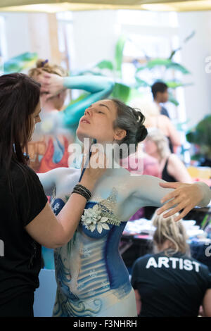 Eden Project, Bodelva, Cornwall, UK. 10. Oktober 2015.  Malerei hat für Body Factory Körper Malwettbewerb begonnen.  Claire Geoffrey Künstler und Emma Gibso Modell siehe Body-Painting, die Künstler aus der ganzen Welt konkurrieren um die spektakulärsten Kreationen in der fünften jährlichen BodyFactory International Body Painting Festival zu produzieren. Bildnachweis: Sean gee/Alamy Live News Stockfoto