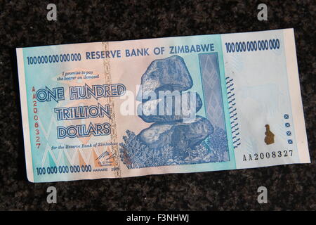 Johannesburg, Südafrika. 1. Oktober 2015. Eine Banknote aus Simbabwe mit einem Nennwert von 100 Billionen Simbabwe-Dollar wurde auf einem Tisch in Johannesburg, Südafrika, 1. Oktober 2015 angelegt. Foto: Jürgen Bätz/Dpa/Alamy Live News Stockfoto
