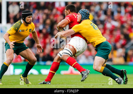 Twickenham Stadium, London, UK. 10. Oktober 2015. Rugby World Cup. Australien V Wales. Taulupe Faletau von Wales durch David Pocock von Australien in Angriff genommen wird. Bildnachweis: Aktion Plus Sport/Alamy Live-Nachrichten Stockfoto