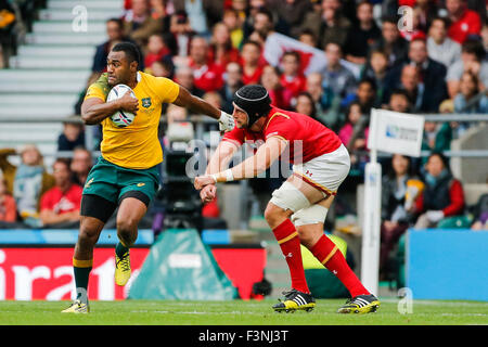 Twickenham Stadium, London, UK. 10. Oktober 2015. Rugby World Cup. Australien V Wales. Tevita Kuridrani von Australien schlägt Luke Charteris von Wales. Bildnachweis: Aktion Plus Sport/Alamy Live-Nachrichten Stockfoto