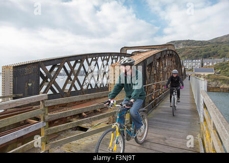 Radfahrer auf Barmouth Bridge auch bekannt als Barmouth Viadukt überquert den Mawddach Mündung, Gwynedd, Wales, UK Stockfoto