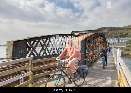 Radfahrer auf Barmouth Bridge auch bekannt als Barmouth Viadukt überquert den Mawddach Mündung, Gwynedd, Wales, UK Stockfoto