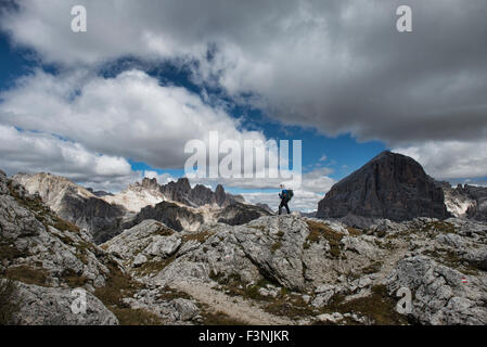 Blick auf die Cinque Torri di Averau vom Nuvolau, Dolomiten, Belluno, Italien Stockfoto