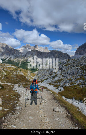 Blick auf die Cinque Torri di Averau vom Nuvolau, Dolomiten, Belluno, Italien Stockfoto