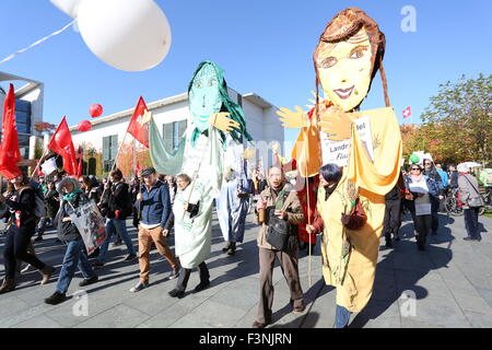 Berlin, Deutschland. 10. Oktober 2015. Tausende von Demonstranten bringen Plakate und Banner, die in einer Kundgebung gegen TTIP oder Transatlantic Trade and Investment Partnership in Berlin wo NGO, Parteien und Gewerkschaften auch die Demonstration unterstützen zu vereinen. Bildnachweis: Madeleine Lenz/Pacific Press/Alamy Live-Nachrichten Stockfoto