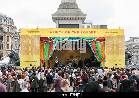 London, UK.  10. Oktober 2015.  Tausende versammeln sich am Trafalgar Square für "Africa auf dem Platz", ein Festival der afrikanischen Kultur.  Die Veranstaltung wird durch den Bürgermeister von London für Schwarz Geschichte Monat 2015 organisiert. Bildnachweis: Stephen Chung / Alamy Live News Stockfoto