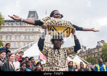 London, UK.  10. Oktober 2015. Afrikanische Akrobaten führen für Tausende versammelten sich am Trafalgar Square für "Africa auf dem Platz", ein Festival der afrikanischen Kultur.  Die Veranstaltung wird durch den Bürgermeister von London für Schwarz Geschichte Monat 2015 organisiert. Bildnachweis: Stephen Chung / Alamy Live News Stockfoto