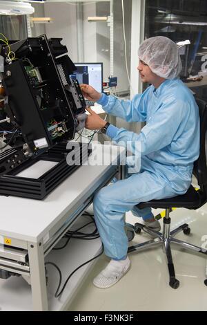 Tobias Laukner arbeitet auf ein digitales Planetarium Projektor am Fachbereich Systemintegration der Carl Zeiss AG in Jena, Deutschland, 29. September 2015. Foto: Sebastian Kahnert/dpa Stockfoto