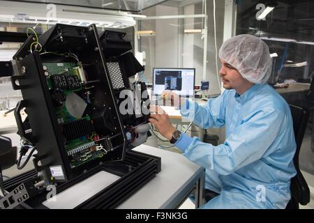 Tobias Laukner arbeitet auf ein digitales Planetarium Projektor am Fachbereich Systemintegration der Carl Zeiss AG in Jena, Deutschland, 29. September 2015. Foto: Sebastian Kahnert/dpa Stockfoto