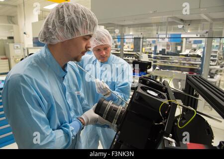 Tobias Laukner (L) und Sebastian Zoellner arbeiten auf ein digitales Planetarium Projektor am Fachbereich Systemintegration der Carl Zeiss AG in Jena, Deutschland, 29. September 2015. Foto: Sebastian Kahnert/dpa Stockfoto