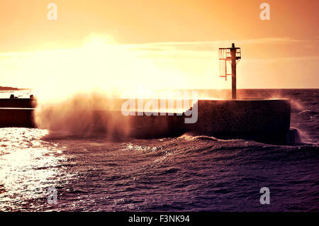 Küste und Natur. Sonnenuntergang über Sturm auf dem Meer. Stockfoto