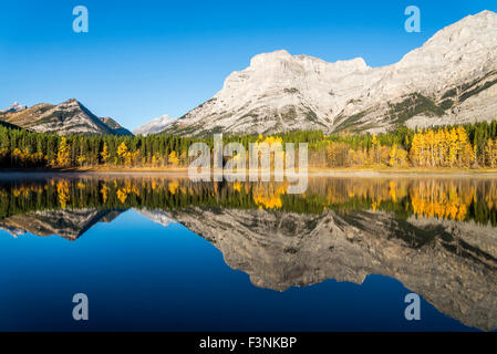 Keil, Teich, Spray Valley Provincial Park, Kananaskis, Alberta, Kanada Stockfoto