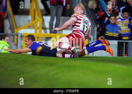 010.10.2015. old Trafford, Manchester, England. Rugby-League-Finale. Leeds Rhinos gegen Wigan Warriors. Danny McGuire von Leeds Rhinos Tauchgänge über die Linie zu seinem zweiten Versuch der Gäste und Leeds in Leine 14-6 Stockfoto