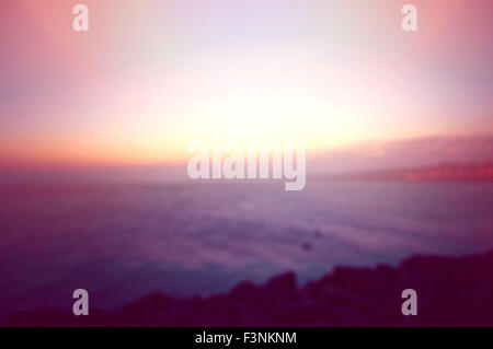 Am frühen Morgen über Meer. Verschwommene Bokeh. Instagram Vintage Bild. Stockfoto