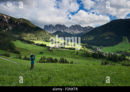 Die schöne Santa Maddalena und Val di Funes unter dem herrlichen Geisler-Bereich im Naturpark Puez Geisler, Dolomiten, Italien Stockfoto