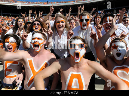 Dallas, Texas, USA. 10. Oktober 2015. 10. Oktober 2015: Texas-fans in der NCAA Red River Showdown Fußballspiel zwischen der Oklahoma Sooners und die Texas Longhorns an das Cotton Bowl Stadium in Dallas, TX Texas führt Oklahoma zur Halbzeit 14-3 Albert Pena/CSM © Cal Sport Media/Alamy Live News Stockfoto