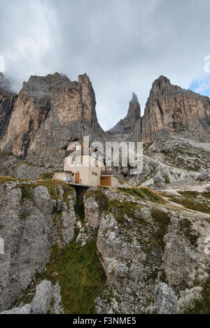 Die mächtigen Vajolet Türme und Rifugio Preuss in Rosengarten (Rosengarten) in den Dolomiten Italien Stockfoto