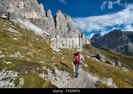 Unterwegs zu den Zigolade-Pass über den Rosengarten in den Dolomiten Italien Stockfoto