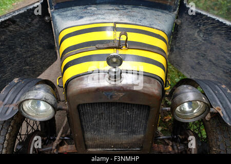 Neue Radnor, Powys, Wales - Samstag, den 10. Oktober 2015 - Der Vintage Sports Car Club (Vscc) Hill Climb Trial Challenge auf der Smatcher einen steilen bewaldeten Hügel gerade außerhalb von New Radnor. Hier sehen Sie einen schlammigen 1929 Austin 7 Limousine mit Türen zum Öffnen. Stockfoto