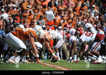 Dallas, Texas, USA. 10. Oktober 2015. 10. Oktober 2015: Texas und Oklahoma auf der Line Of Scrimmage in der NCAA Red River Showdown Football Spiel zwischen Oklahoma Sooners und die Texas Longhorns an das Cotton Bowl Stadium in Dallas, TX Texas führt Oklahoma zur Halbzeit 14-3 Albert Pena/CSM © Cal Sport Media/Alamy Live News Stockfoto